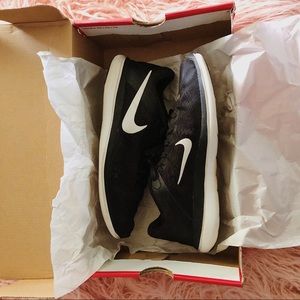 WOMENS NIKE ATHLETIC SHOES